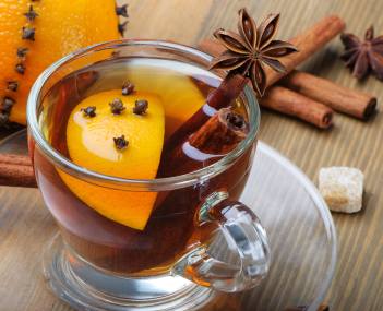 Herbata z cynamonem, goździkami, imbirem i pomarańczą