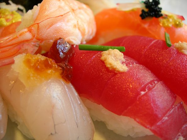 Ryby do sushi i sashimi. Nighiri z makreli