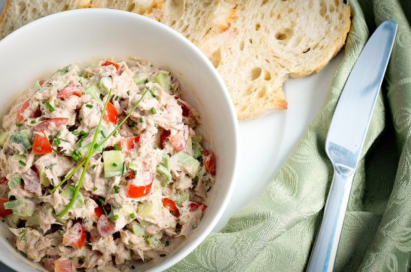 Sałatka z ryżem i tuńczykiem – idealna na wiosnę