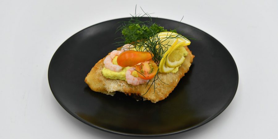 ryba w cieście francuskim podana na talerzu